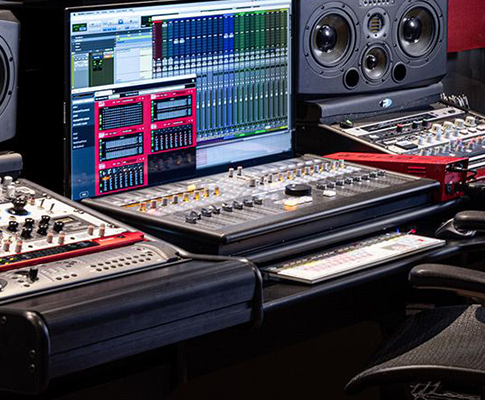 混音师Kenny Kaiser 使用Focusrite Red以及RedNet技术将现场录音转换成杜比全景声  